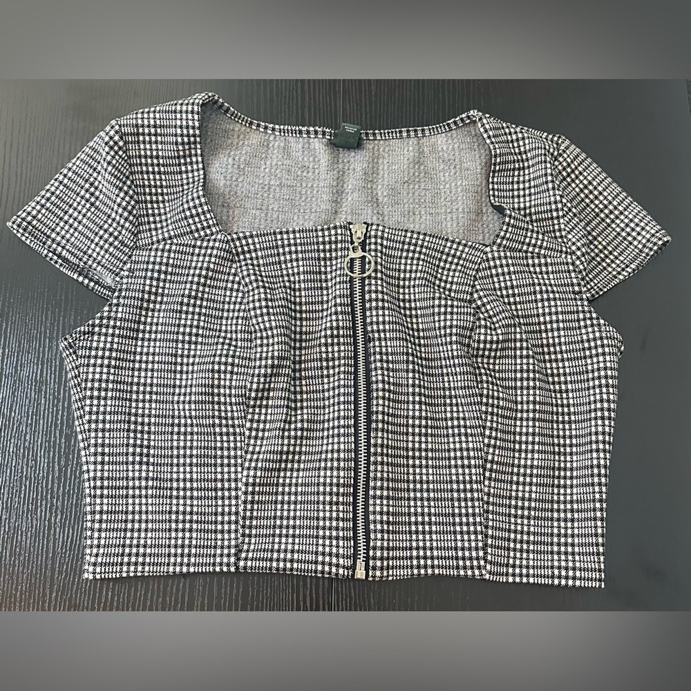 Wild Fable Black/White Front Zip Crop Top Size Medium